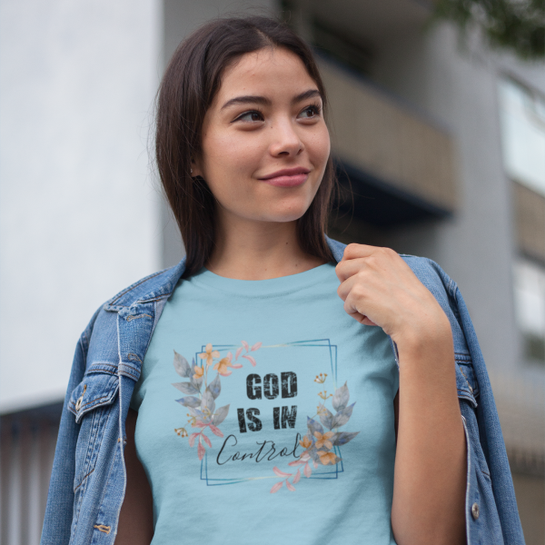 God is in Control Dames T-Shirt