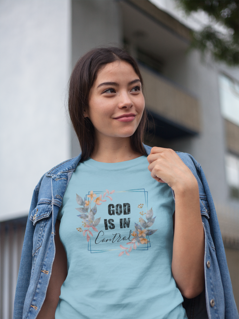 God is in Control Dames T-Shirt