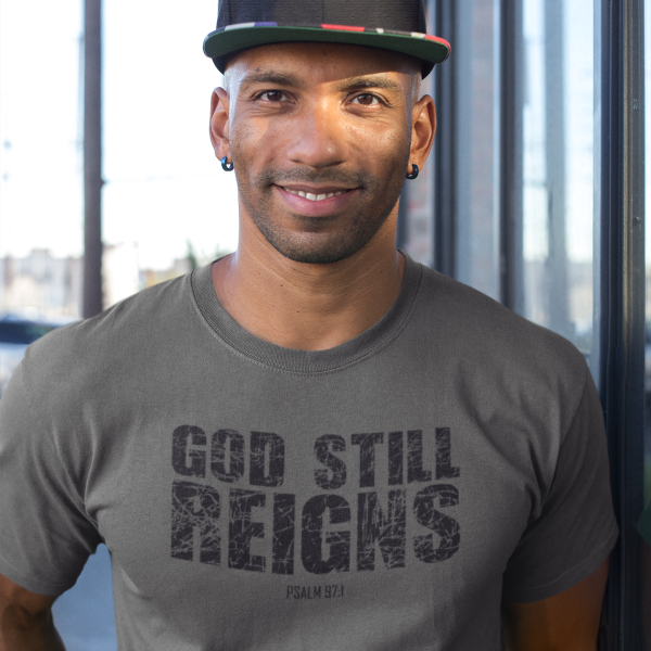 God still reigns – Christelijk heren T-shirt