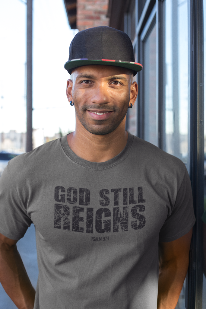 God still reigns – Christelijk heren T-shirt