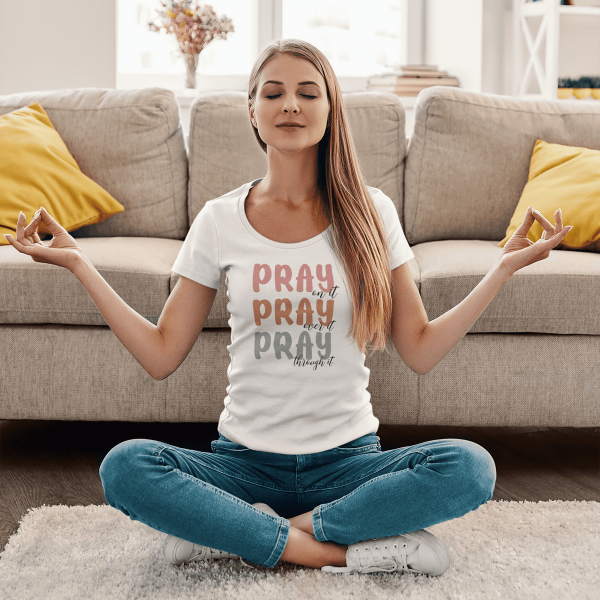 Pray on it, Pray over it, Pray Through it - Christelijk Boot-hals dames t-shirt - 7 kleuren