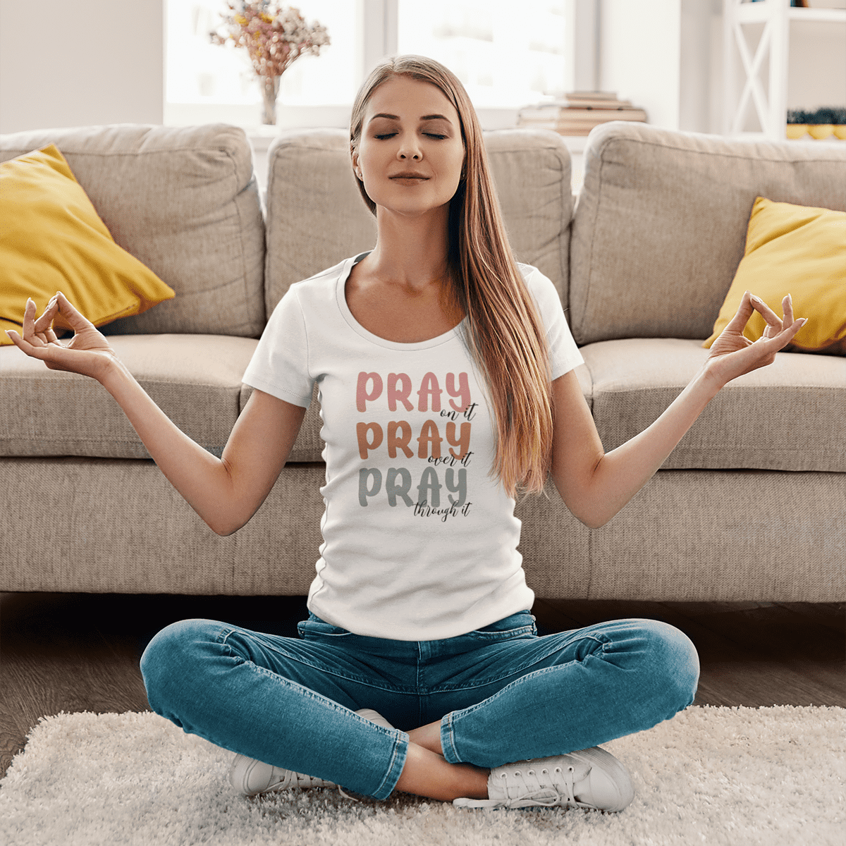 Pray on it, Pray over it, Pray Through it  - Christelijk Boot-hals dames t-shirt - 7 kleuren