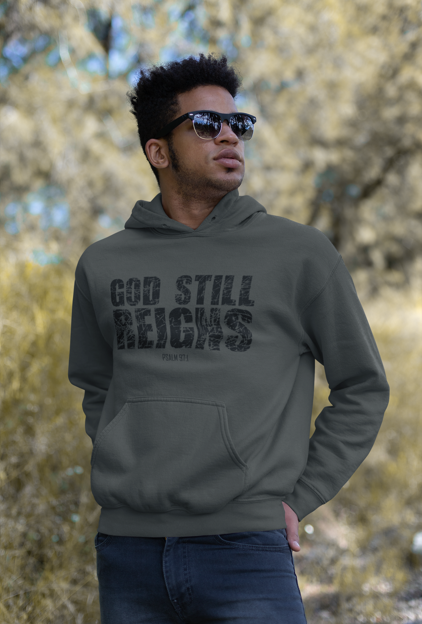 Christelijke heren hoodie -  God Still Reigns - van biokatoen in 29 kleuren