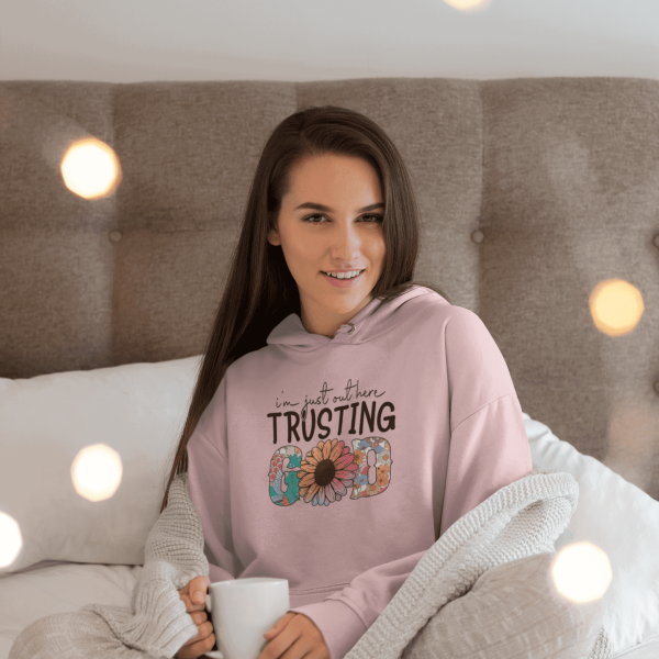 I am just out here trusting God - Christelijke Dames Hoodie - 29 kleuren