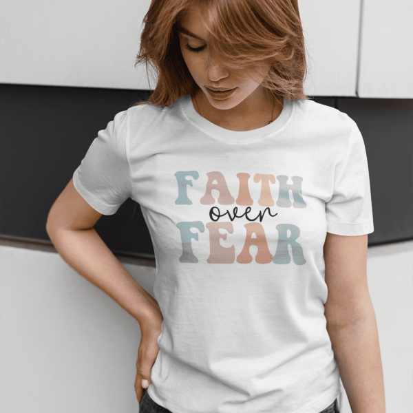 Faith over fear - Christelijk Dames T-Shirt - 31 kleuren